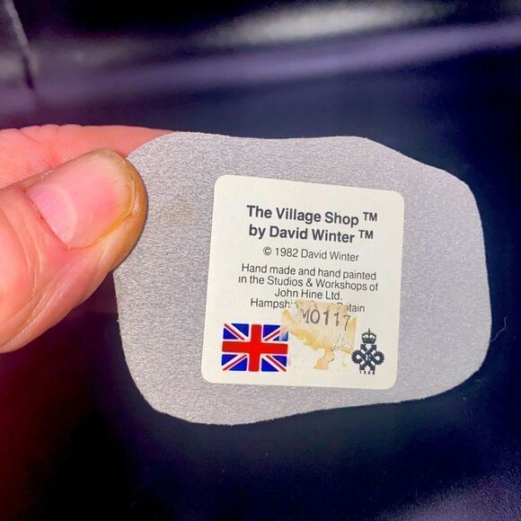 Vintage mint condition David Winter Cottage The Village Shop from 1982 - Picture 7 of 8